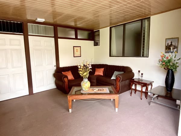 Sala común de MiniHaus con sofá y mesa de centro